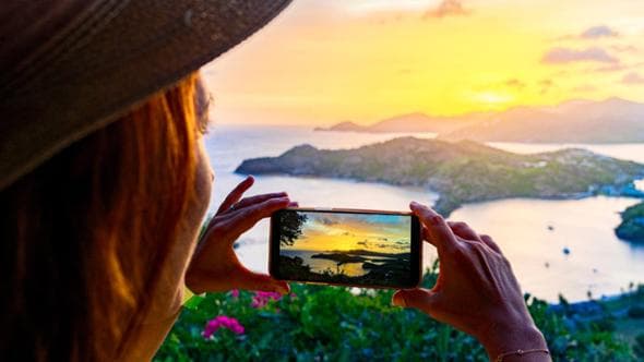 Vacanze, quattro viaggiatori su dieci scelgono mete turistiche per scattare foto e registrare video