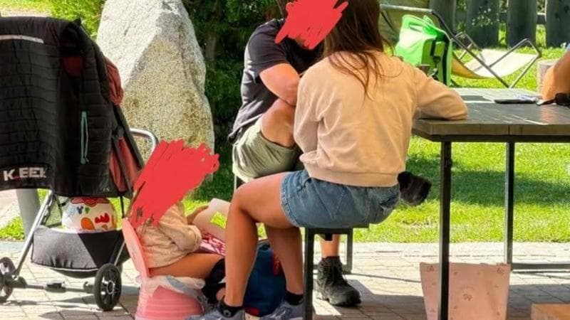 Ponte di Legno (Brescia): una bambina sul vasino al ristorante