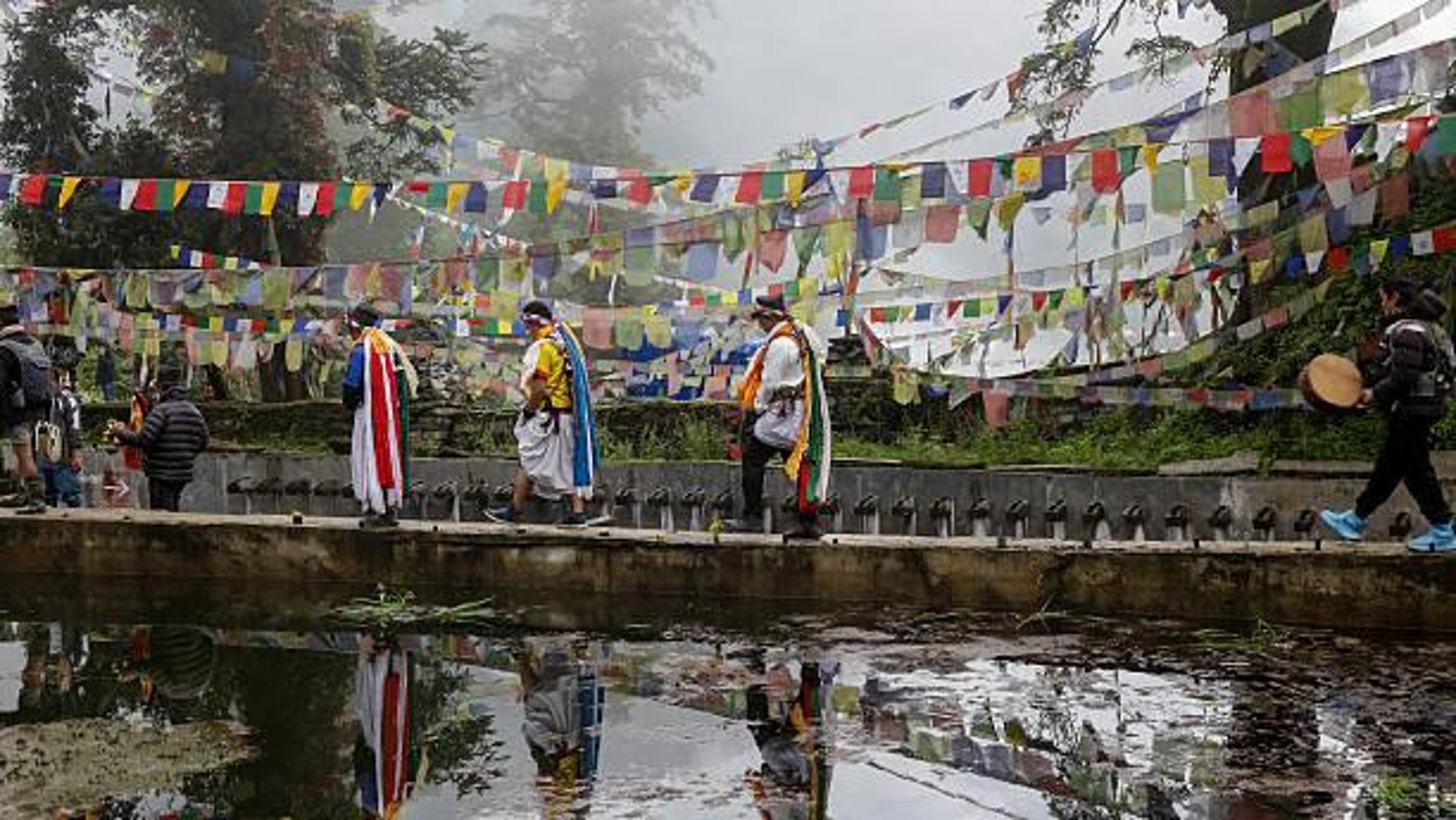 Pellegrini, camion e soldati: quel ponte tra le montagne caro a buddhisti e induisti