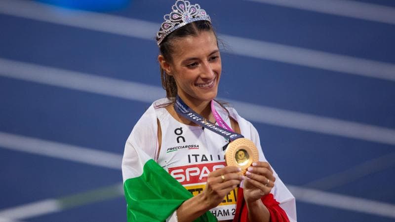 Nadia Battocletti festeggia la vittoria nei 10.000 agli Europei di Birmingham