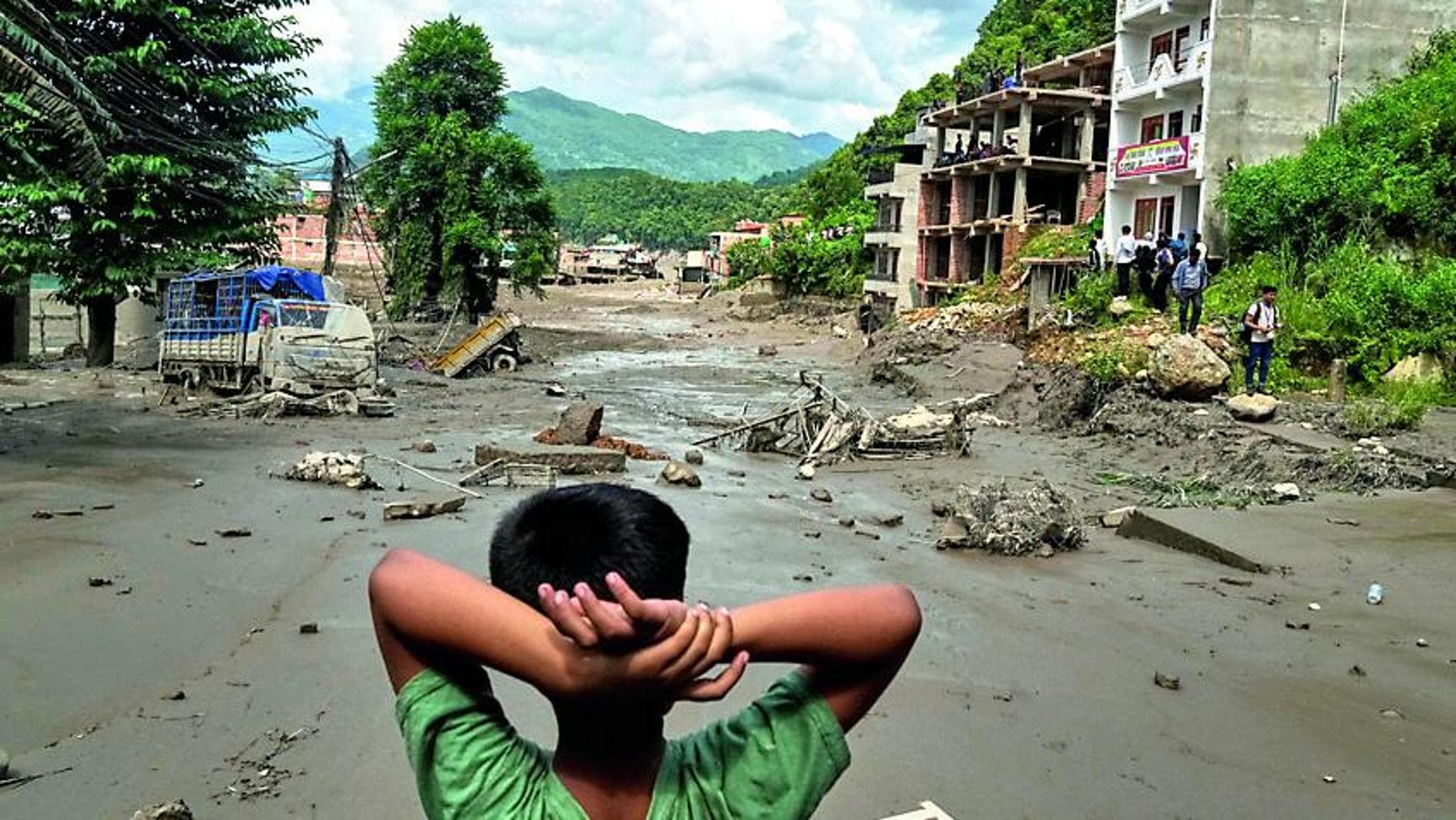 Alluvione tra Nepal e Tibet, crolla il tetto del mondo: morti centinaia di turisti. L’allarme degli esperti: “Rischio seconda ondata”