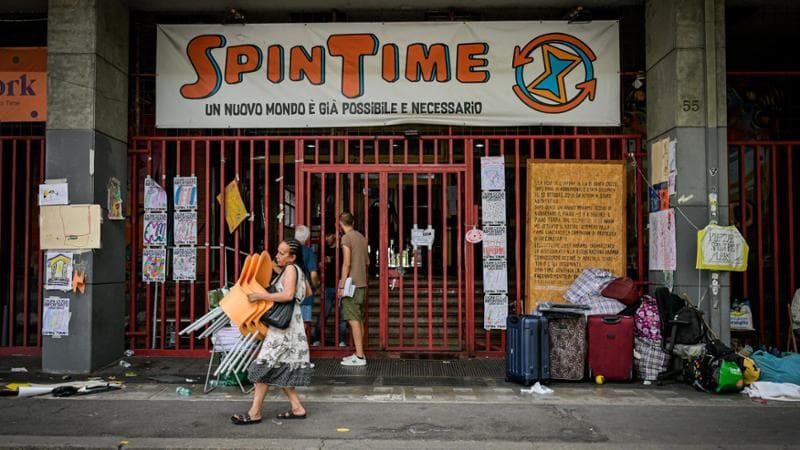 Roma, 25 agosto: Spin Time, Via Santa Croce in Gerusalemme viene liberata dalle tende e dal presidio davanti al palazzo evacuato (foto Valentina Stefanelli/Lapresse)