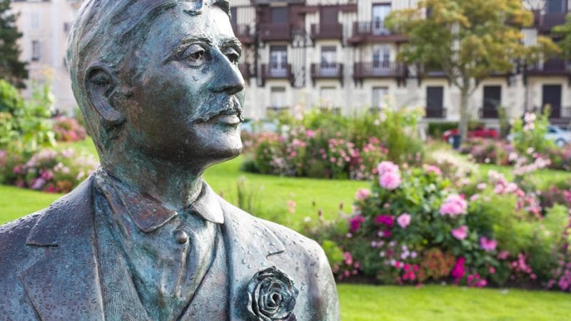 K73AXM Statue of Marcel Proust at Jardins du Casino, Cabourg, Normandy, France