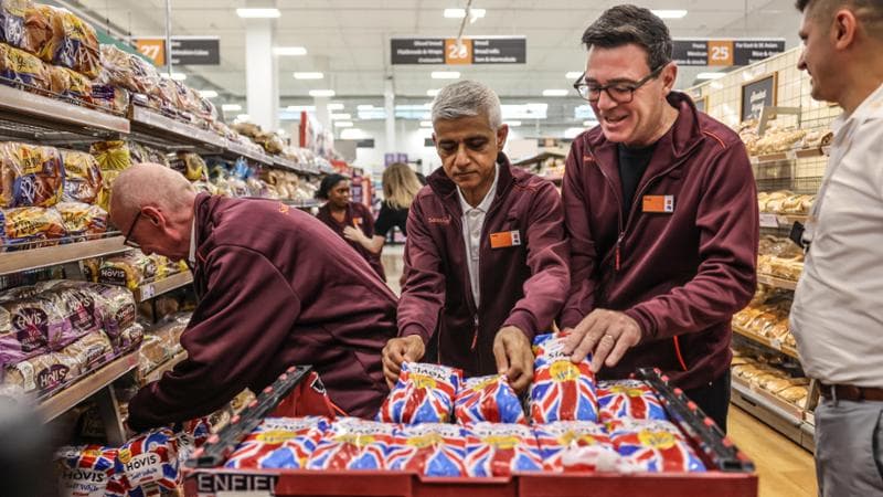 Londra, 26 agosto: Andy Burnham e Sadiq Khan in visita in un supermercato