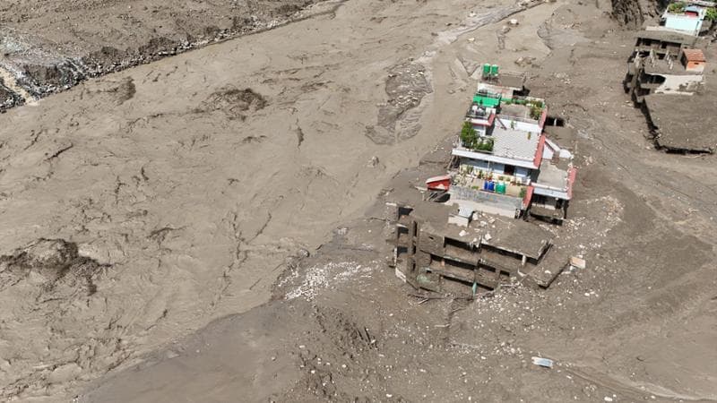 Anteprima: Nepal, si scava nel fango, dispersi anche tre italiani. Paura per un’altra ondata