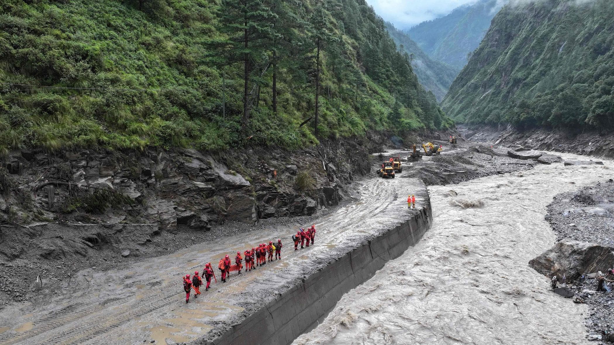 Alluvione in Nepal e Tibet: 2.381 i dispersi, 644 stranieri. Cedono gli argini di un lago, stop ai soccorsi