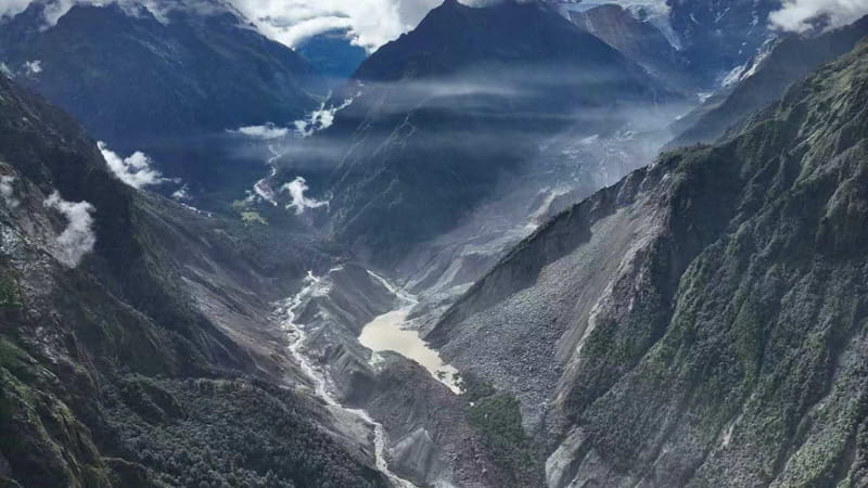 Anteprima: Nepal, il lago creato dal ghiacciaio cresce e rischia di esondare. I soccorsi procedono c…