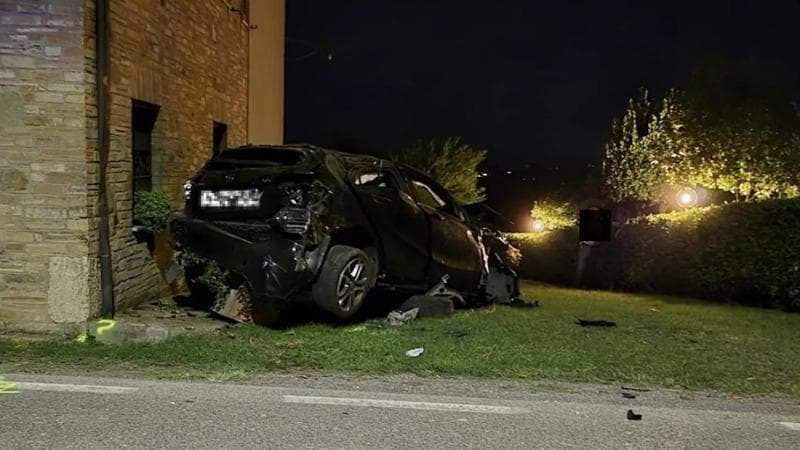 Anteprima: Perugia, auto si ribalta, finisce fuori strada e si schianta contro un muro: morti due 17…