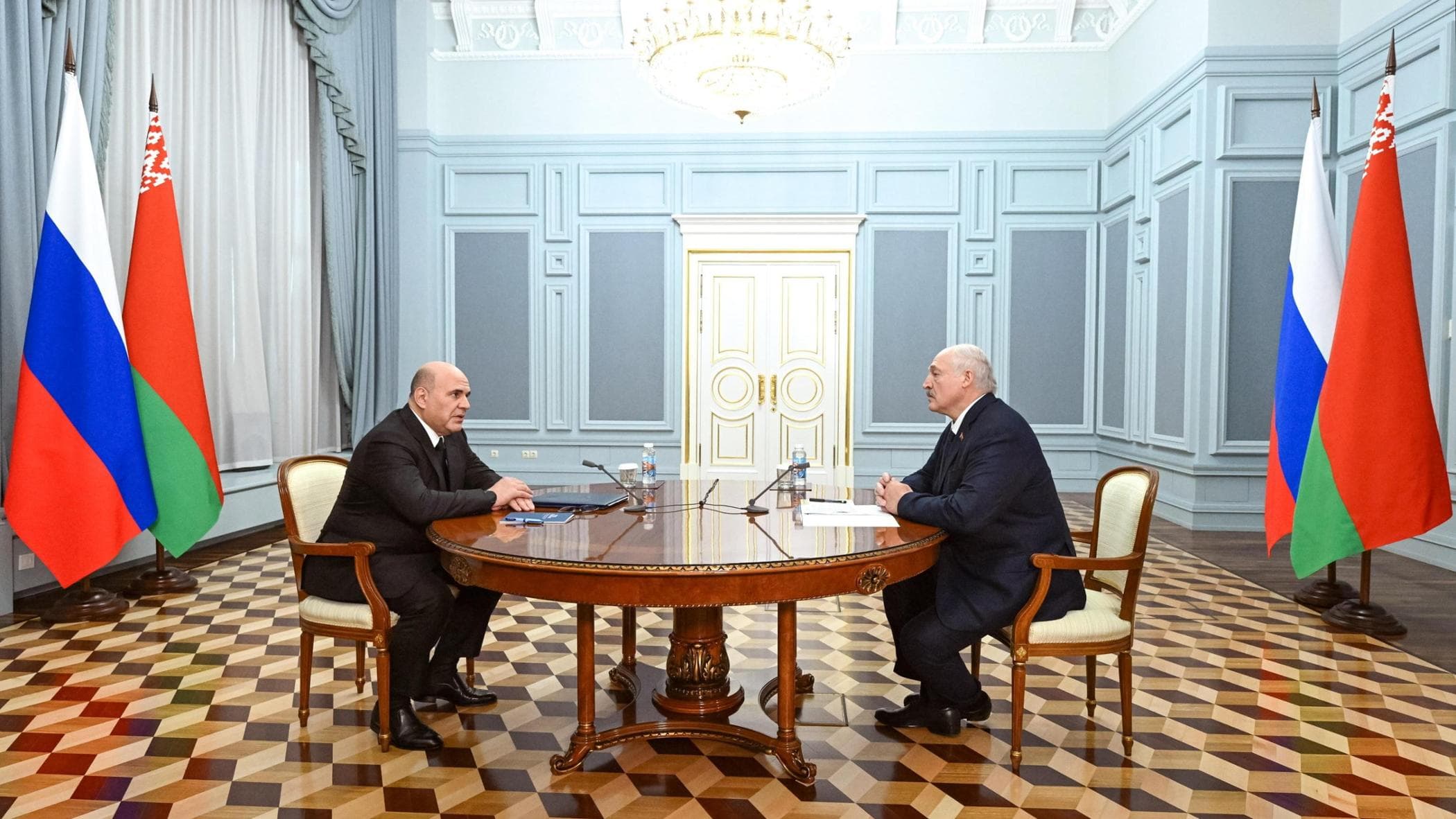 Lukashenko a sorpresa da Vladimir: “Risolveremo il problema ucraino”