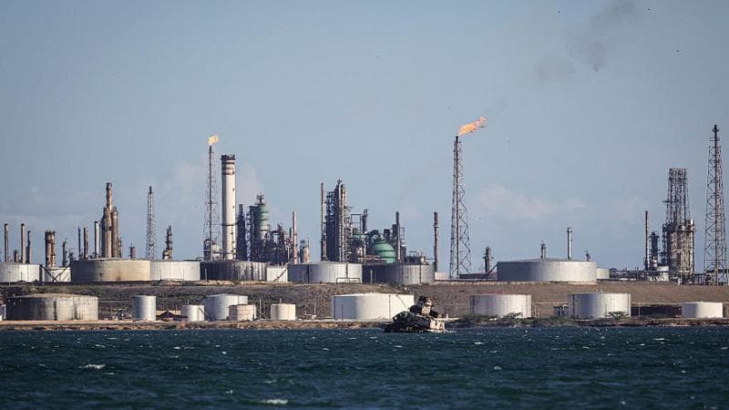 Usa, maxi accordo sul petrolio con il Venezuela. Trump: “Da noi 65 miliardi di barili, raddoppiate le riserve”