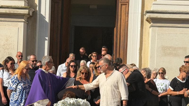 L’ultimo saluto a Tania Terrin, uccisa dal compagno. Il parroco: “Responsabilità della politica”