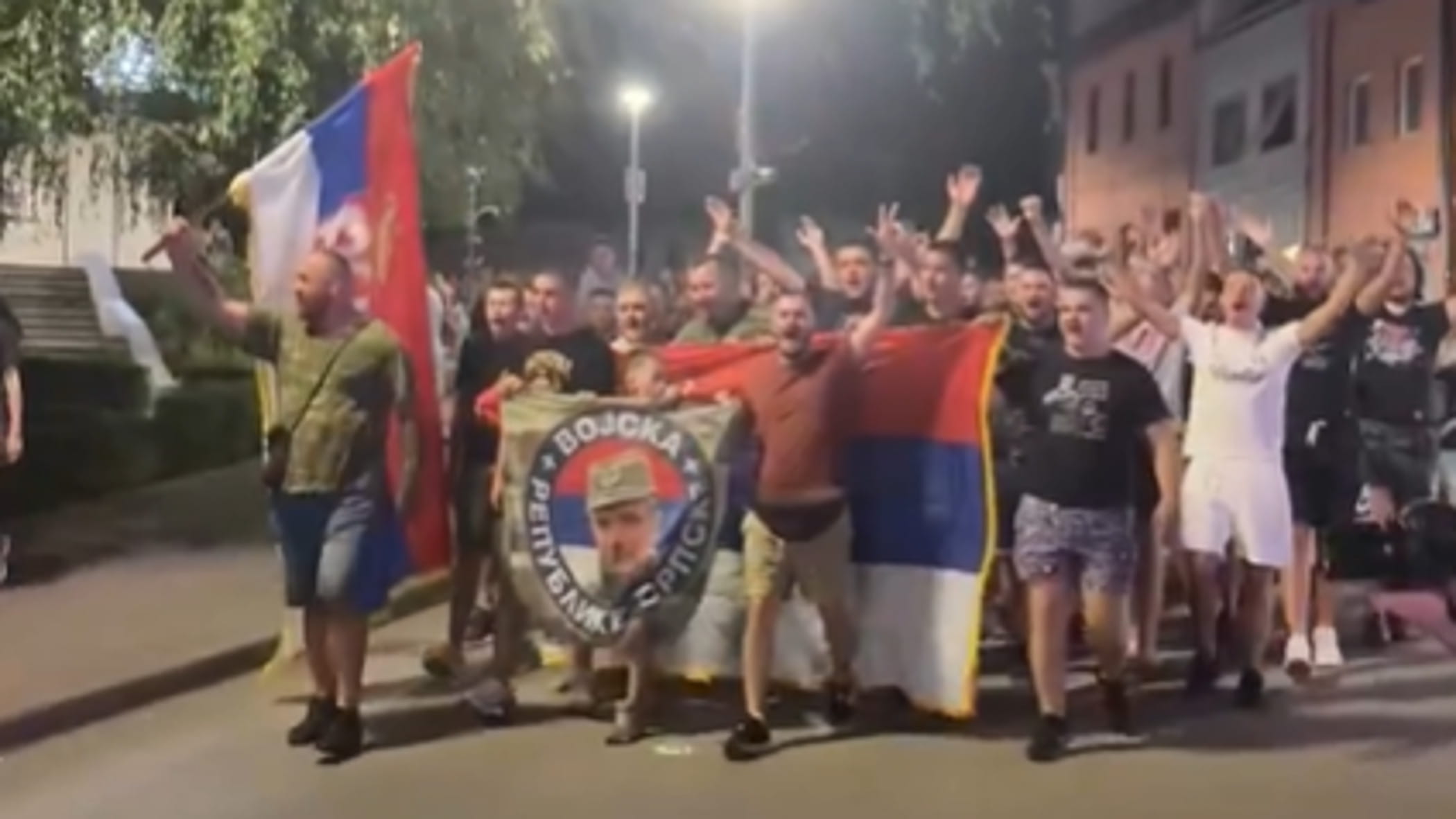Dagli stadi di calcio alle strade, lo sfregio degli omaggi a Mladic