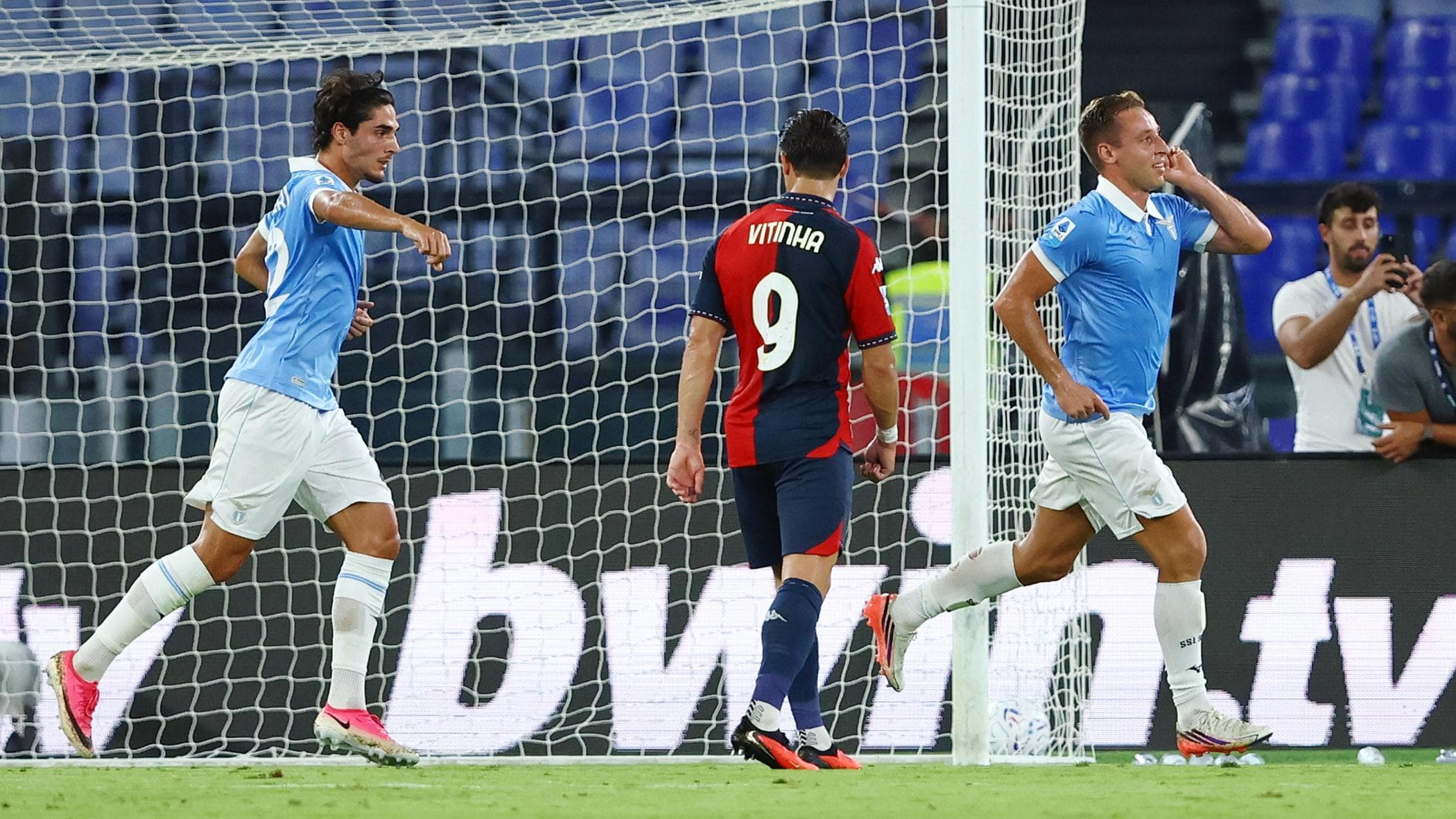 Frattesi ancora decisivo, la Lazio supera 1-0 il Genoa ed è capolista