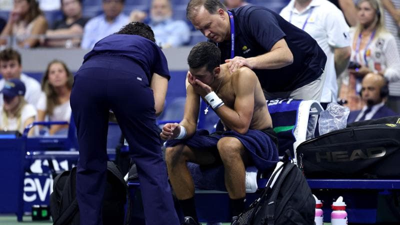 Djokovic shock agli Us Open, vomita in campo e perde con Navone al 1° turno: “Ho un problema serio”
