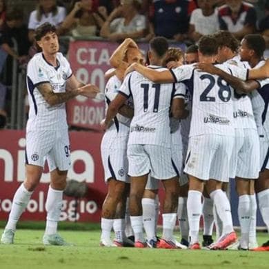 L'Inter segna con Calhanoglu, poi spreca e rischia ma vince: 1-0 a Cagliari