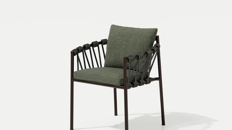 Nata dalla matita della designer Federica Biasi, la poltroncina Antigua di Emu ha forme avvolgenti e proporzioni calibrate. La struttura in alluminio &egrave; avvolta dall&rsquo;intreccio
