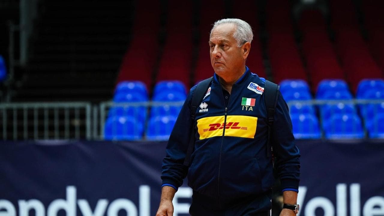 Julio Velasco prima della partita con la Bulgaria (Fipav Creative Hub)