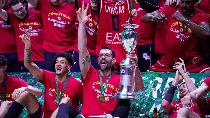 Pippo Ricci con il trofeo dello scudetto vinto dall'Olimpia Milano

