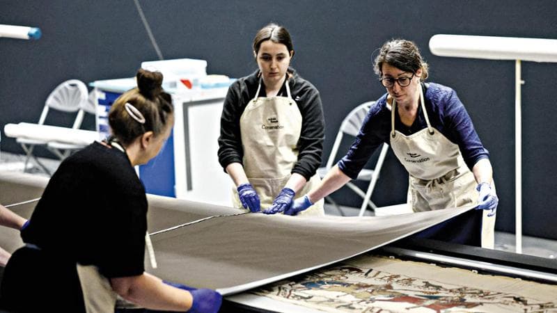 Il personale del museo lavora all&rsquo;allestimento e alla presentazione alla stampa dell&rsquo;Arazzo di Bayeux al British Museum&nbsp;(Photo by Toby Shepheard / AFP)
