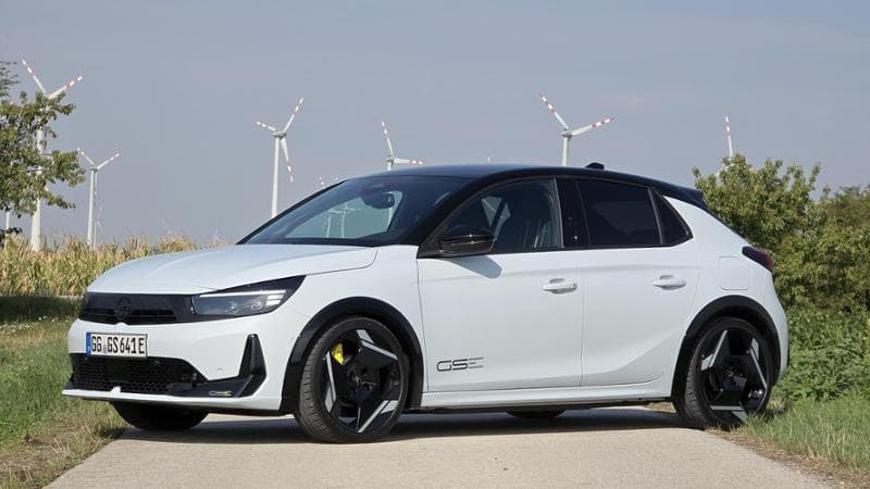 Opel Corsa GSE, su strada e in pista con la performante hot hatch elettrica: ecco come va