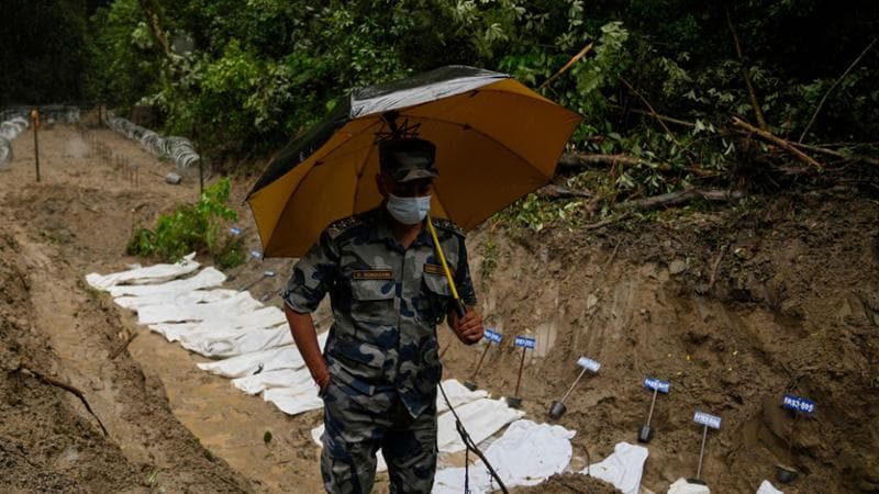 Anteprima: Nepal, in fila per il prelievo del dna: “Così daremo un nome ai morti”