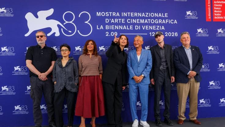 La giuria di Venezia 83 con la presidente Maggie Gyllenhaal, Kaouther Ben Hania, Daniel Blumberg, Francesco Casetti,  Xavier Giannoli, Shahrbanoo Sadat  e Johnnie To