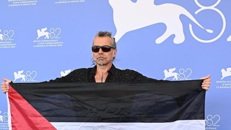 Piero Pelù alla Mostra del cinema di Venezia nel 2025 con la bandiera palestinese