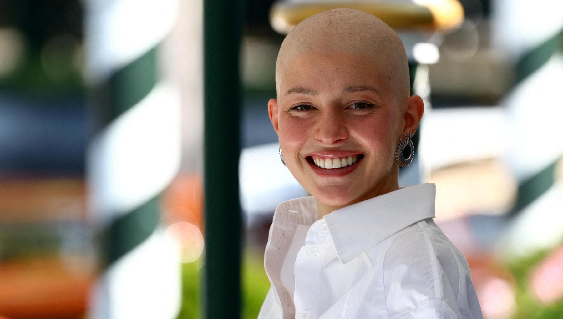 natalia paragoni sbarca al lido con la testa rasata dopo la diagnosi del linfoma di hodgkin da Repubblica.it natalia paragoni sbarca al lido con la testa rasata dopo la diagnosi del linfoma di hodgkin