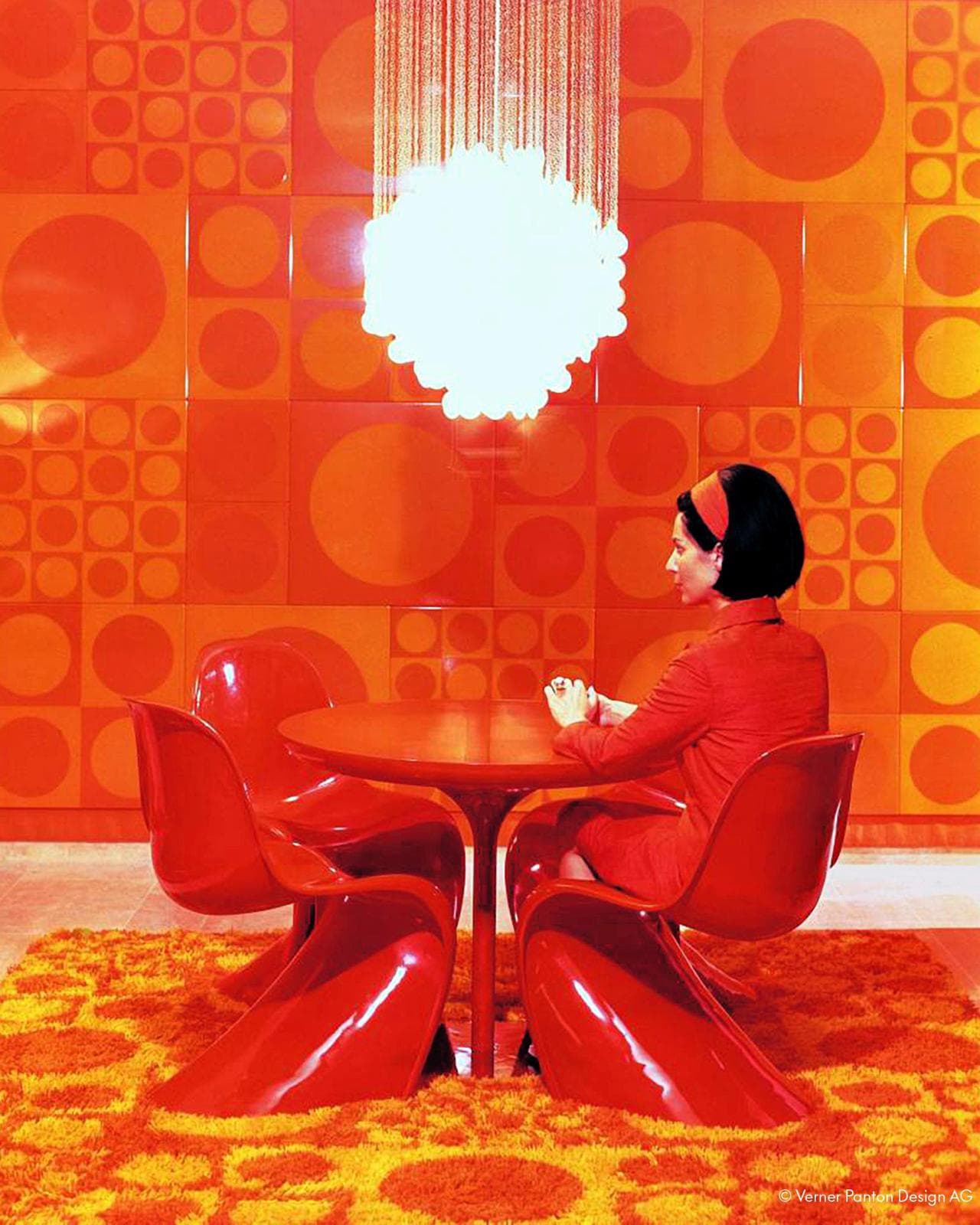 Marianne Person-Oertenheim, moglie di Verner Panton, siede sulla Panton Chair nel 1970 (foto&nbsp;Louis Schnakenburg, Copenhagen)
