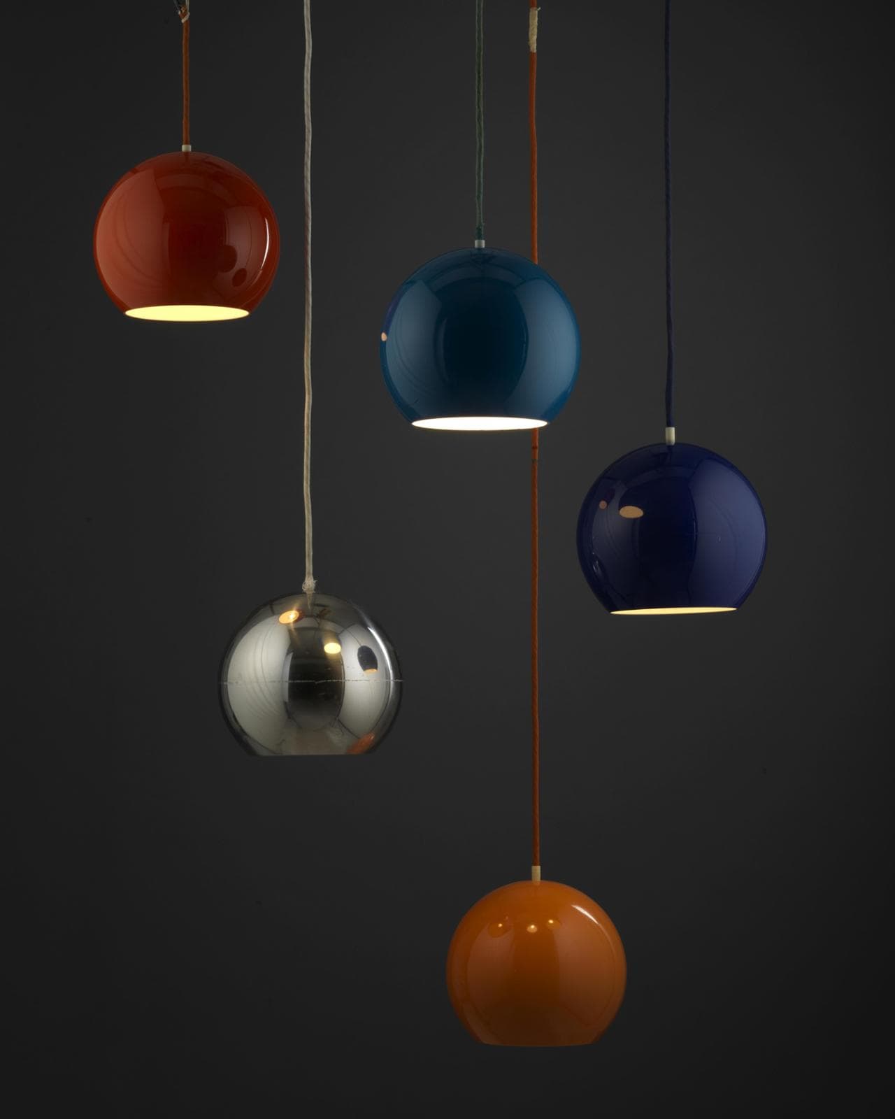 La lampada a sospensione Topan, 1959, prodotta da Louis Poulsen: sintesi pura&nbsp;del design di Panton (foto Vitra Design Museum, Andreas Jung)
