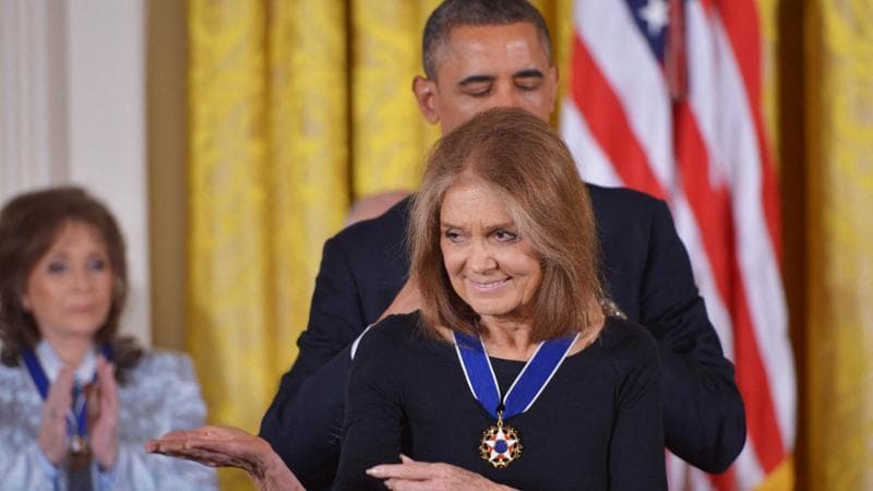 Gloria Steinem (1934-2026) nel 2013, mentre riceve la Medal of Freedom dal presidente Barack Obama (Photo by Mandel NGAN / AFP)
