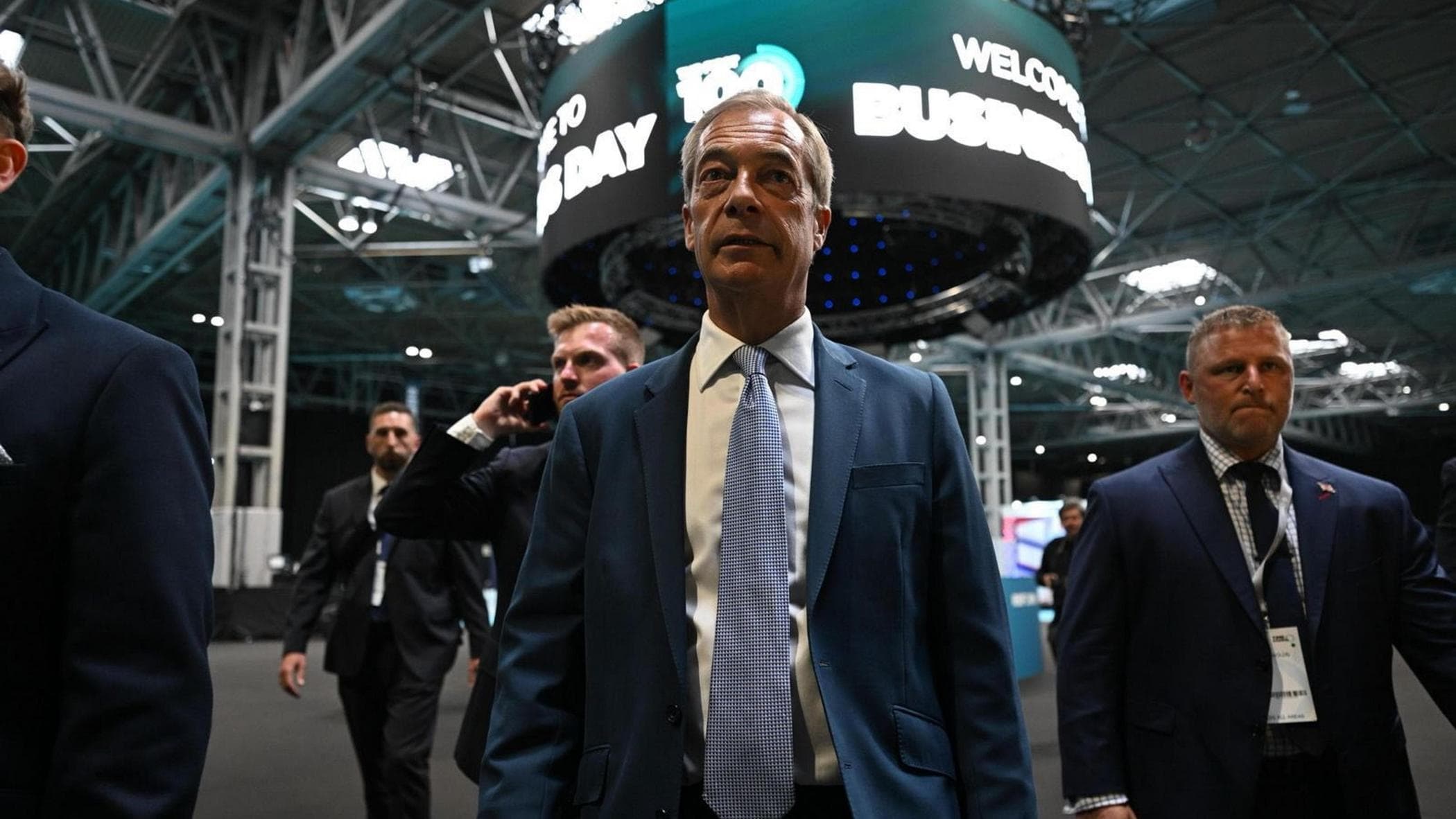 farage nei guai diffusi video di un8217inchiesta discuteva di finanziamenti illeciti al suo partito da Repubblica.it farage nei guai diffusi video di un8217inchiesta discuteva di finanziamenti illeciti al suo partito