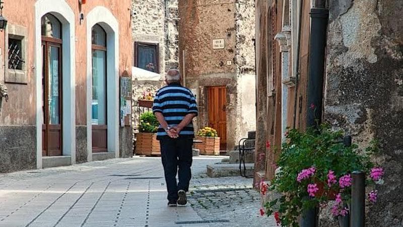 Dall’allenatore al "reddito di premura": le trenta idee di Arminio per salvare i paesi