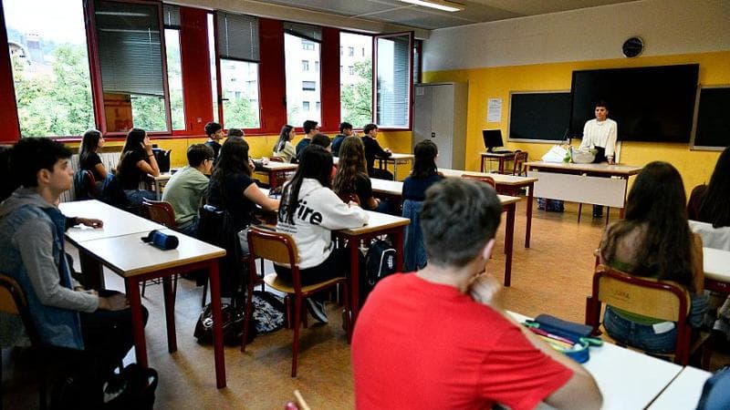 Al via l’anno scolastico, in ruolo oltre 37 mila nuovi docenti: “Ma i supplenti ancora 200 mila”