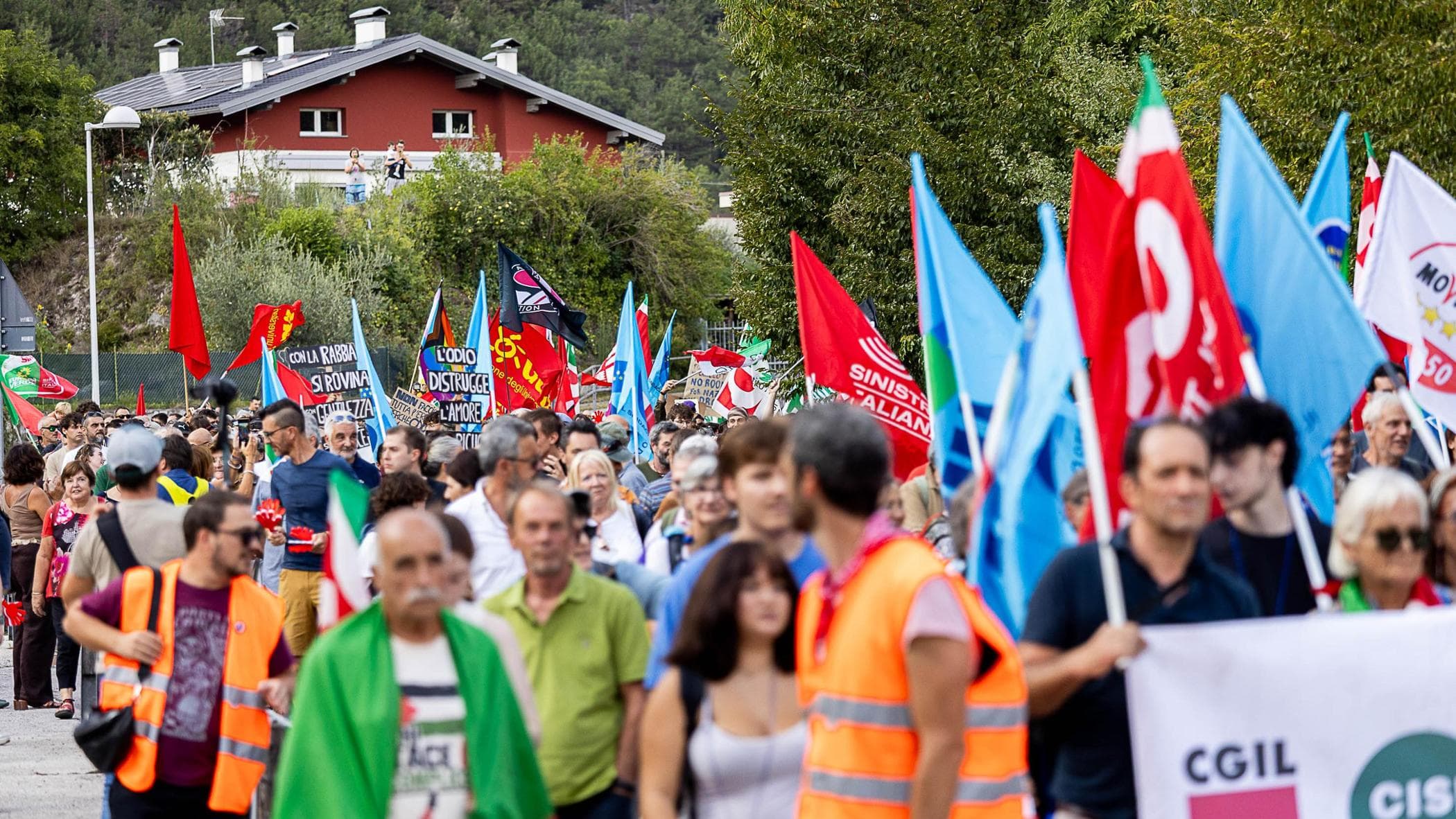 al raduno neonazi superblindato fan e dirigenti di futuro nazionale da Repubblica.it al raduno neonazi superblindato fan e dirigenti di futuro nazionale