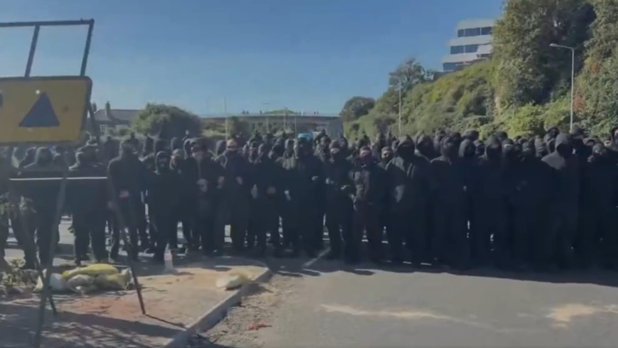 regno unito 300 persone incappucciate stanno bloccando il porto di dover da Repubblica.it regno unito 300 persone incappucciate stanno bloccando il porto di dover