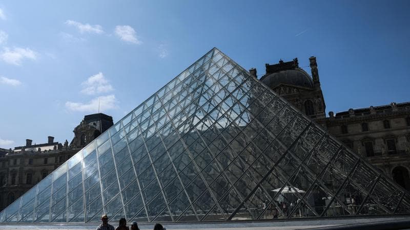 Il caldo mette in ginocchio il Louvre: il museo ha perso 200 mila visitatori