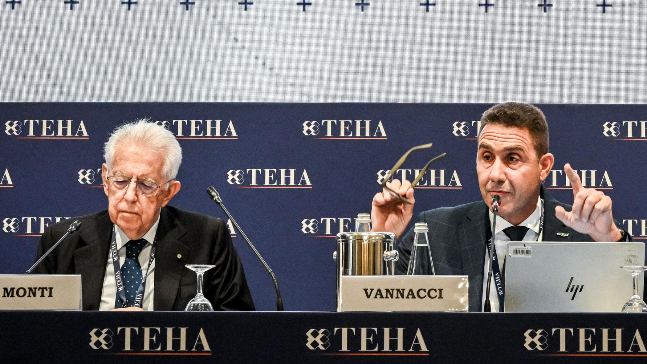 Vannacci debutta a Cernobbio: “Voglio un’Europa diversa”. Monti: “Fascista la sua retorica”