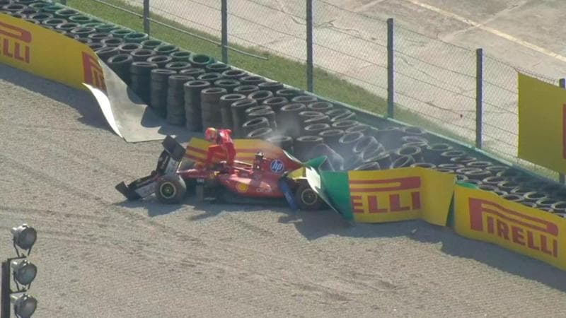 Leclerc scende dalla Ferrari dopo l'uscita di pista