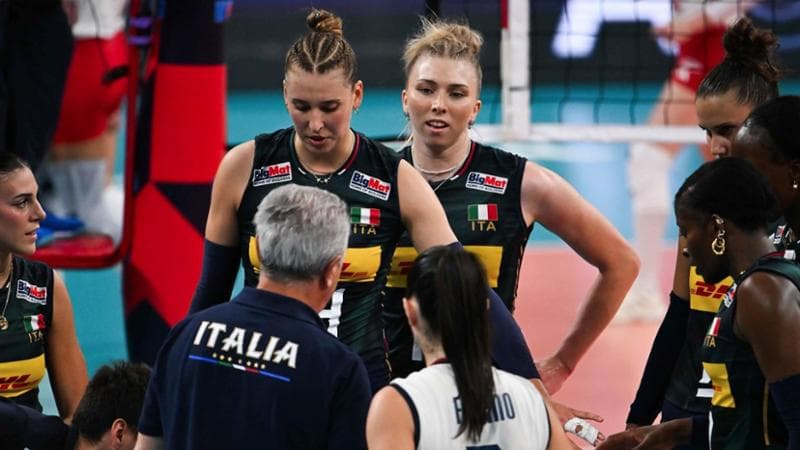 Le azzurre con Velasco durante un time-out (foto Fipav)