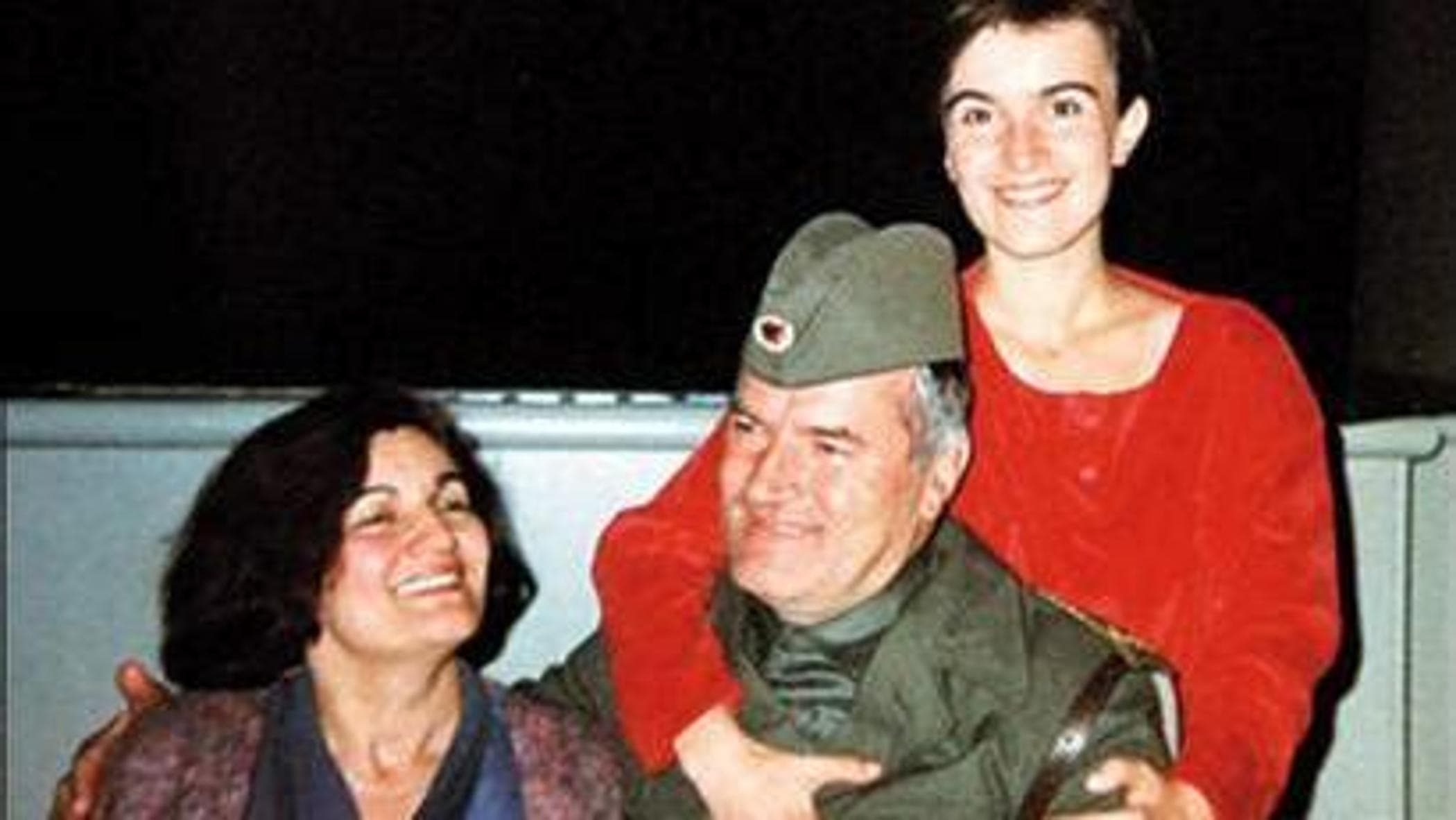 Belgrado, Mladic sepolto con la figlia che si era suicidata per la vergogna