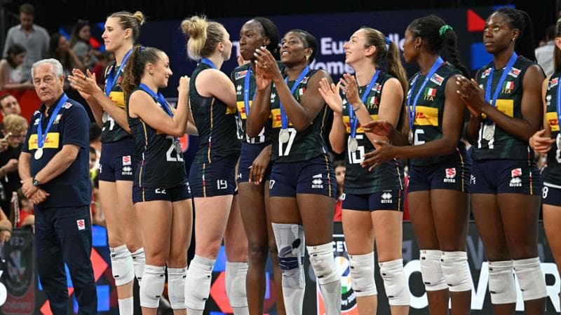 Velasco e le azzurre sul podio con la medaglia d'argento