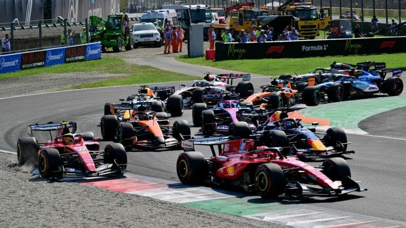 Lo scontro in partenza tra le due Ferrari
