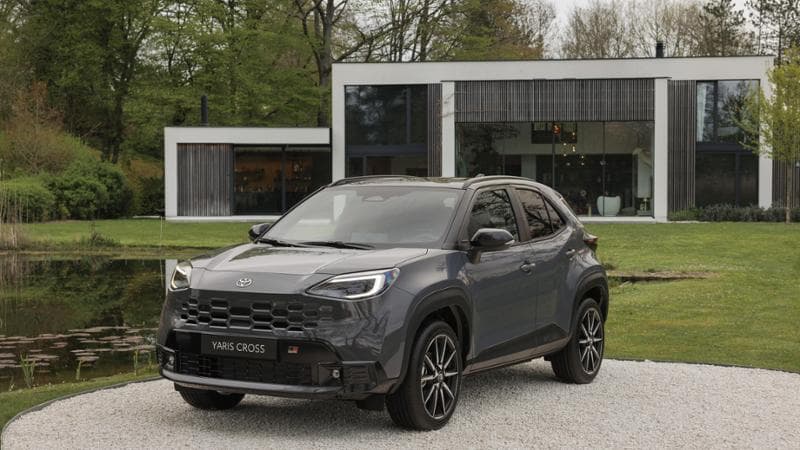 Nuova Toyota Yaris Cross, la regina dell’ibrido punta sui bassi consumi. La prova a Tallinn 