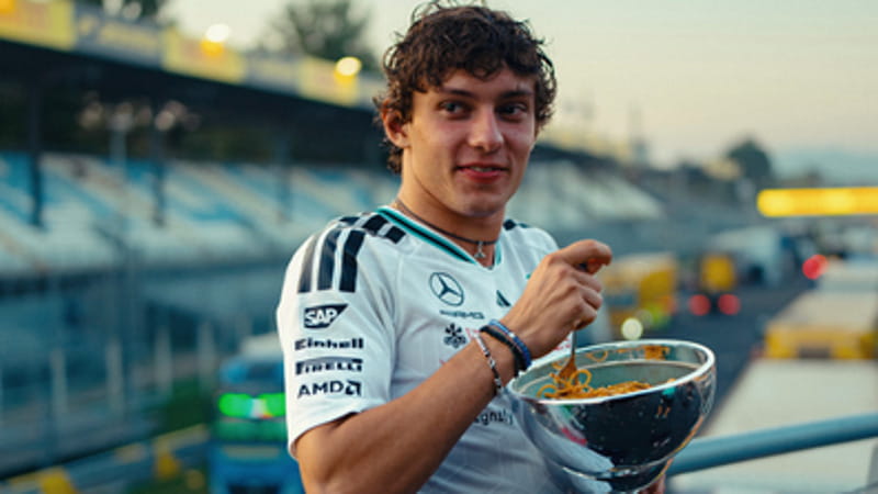 Antonelli mangia gli spaghetti nella coppa
