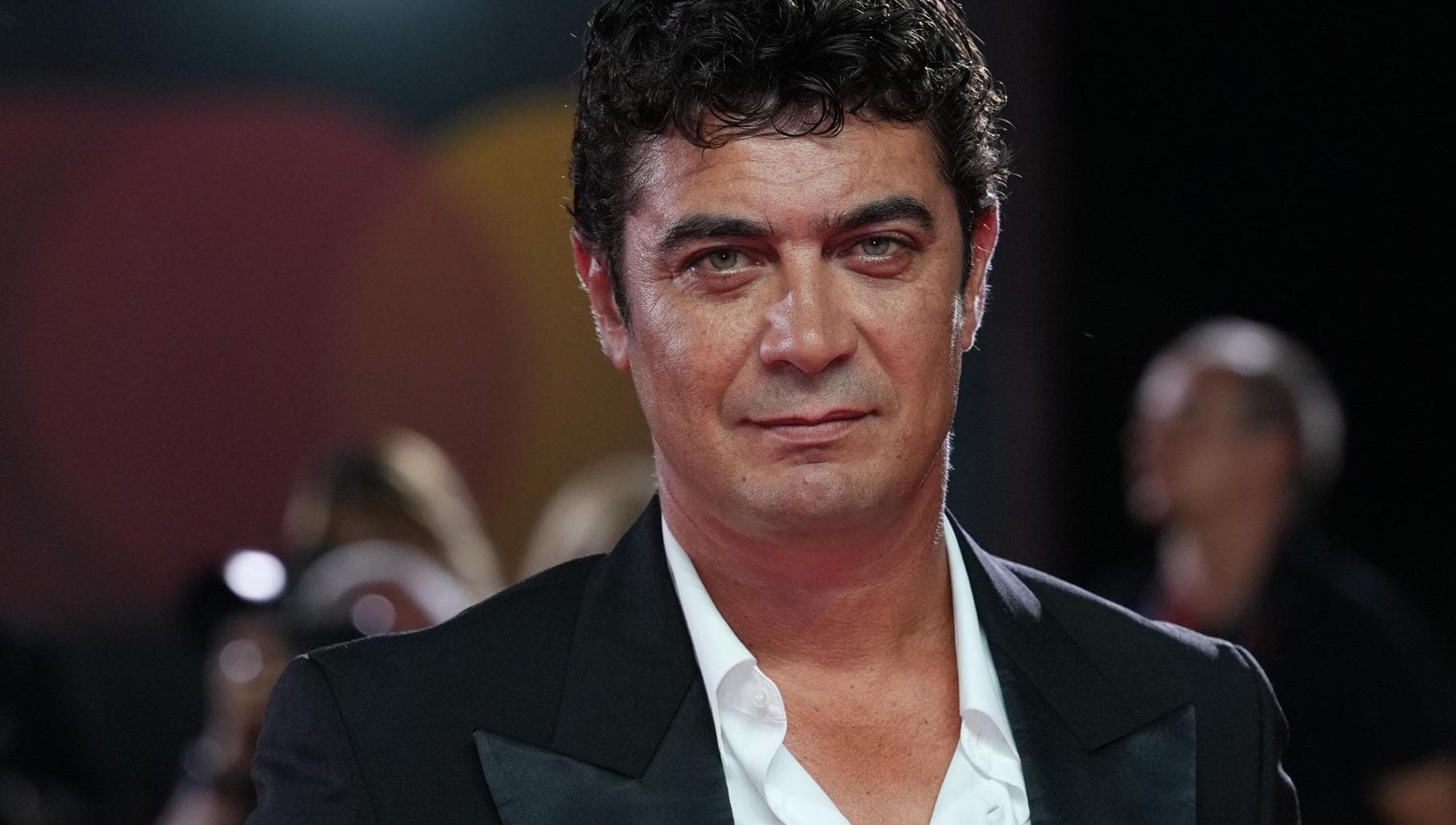 Riccardo Scamarcio: “Essere padre per me è un privilegio. Ho ritrovato il fuoco sacro per il cinema”