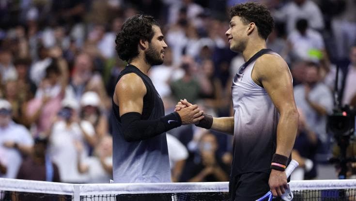 La stretta di mano a fine match tra Alcaraz e Shelton