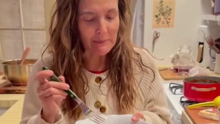 Drew Barrymore e la pasta alla bolognese: la reazione dell'attrice all'assaggio