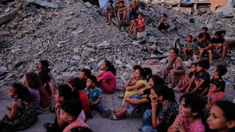 Anteprima: A Gaza il ritorno sui banchi è lontano: “Per il terzo anno di fila i miei figli non vanno…