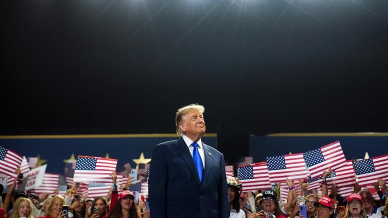 Trump trasforma le midterm in un referendum su se stesso: “Se vinciamo, 5mila dollari a ogni americano”